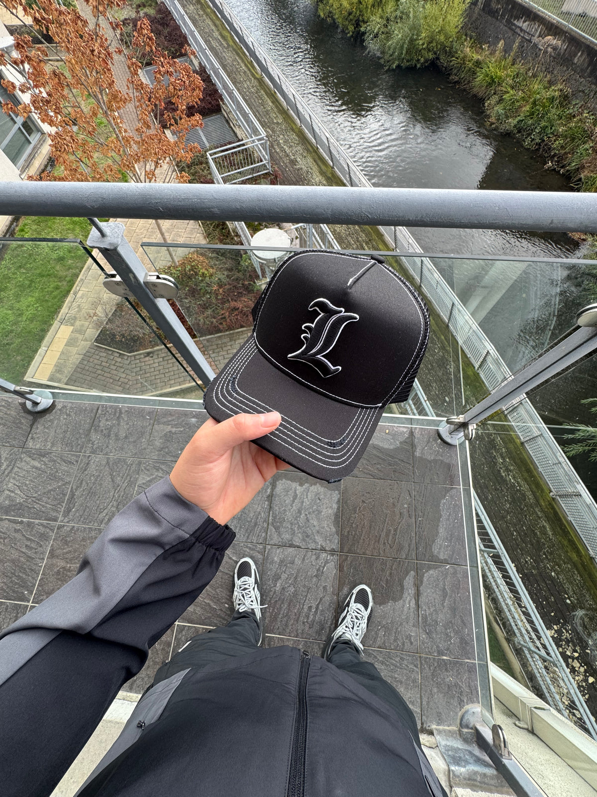 L Signature/ Black